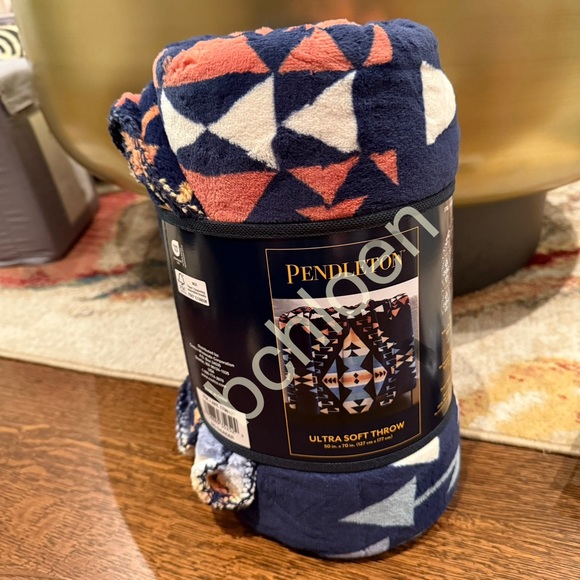 Pendleton Plush Throw 50" x 70" - Picture 5 of 5